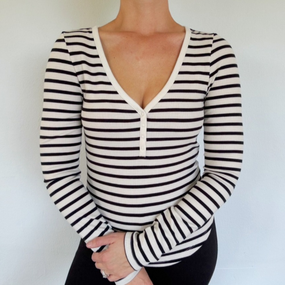 American Eagle black white stripe snap v-neck ribbed long sleeve tee medium